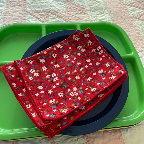 Vintage Picnic Basket with Complete Set of Dinnerware! - Picture 8 of 12